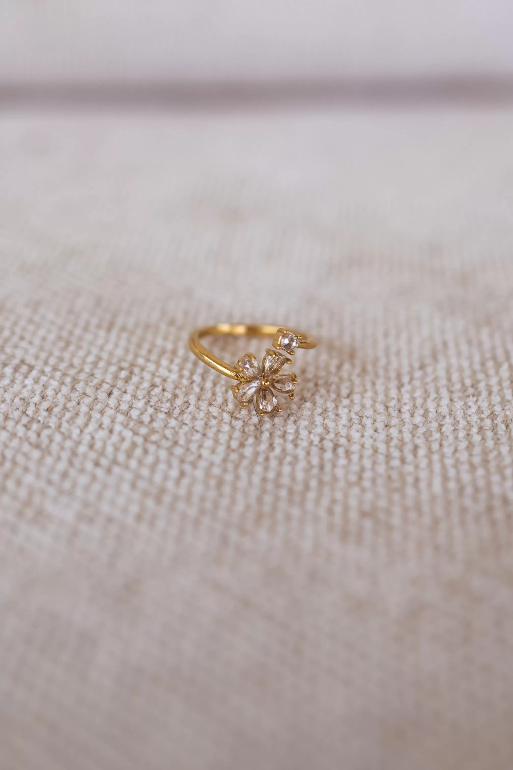 Rilla Ring Golden | Diamond Effect Ring | Ready To-Porter Online | -Easy Clothes Discount